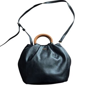 AREZZO GIORNO WOOD HANDLE SHOULDER BAG.